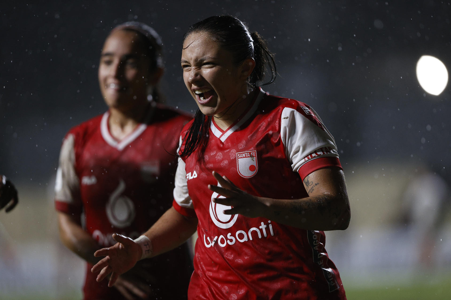 María Camila Reyes (d) celebra el gol de penalti que dio a Santa Fe el empate 1-1 con Ferroviária y la clasificación a los cuartos de final de la Copa Libertadores en el estadio asunceno Arsenio Erico. EFE/ Juan Pablo Pino
