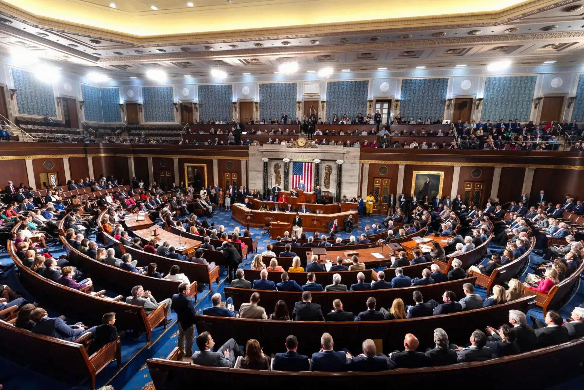 Fotografía de archivo del 25 de octubre de 2023 donde aparecen legisladores estadounidenses emitiendo sus votos dentro de la Cámara de Representantes del Capitolio de Estados Unidos en Washington (Estados Unidos). EFE/ Jim Lo Scalzo
