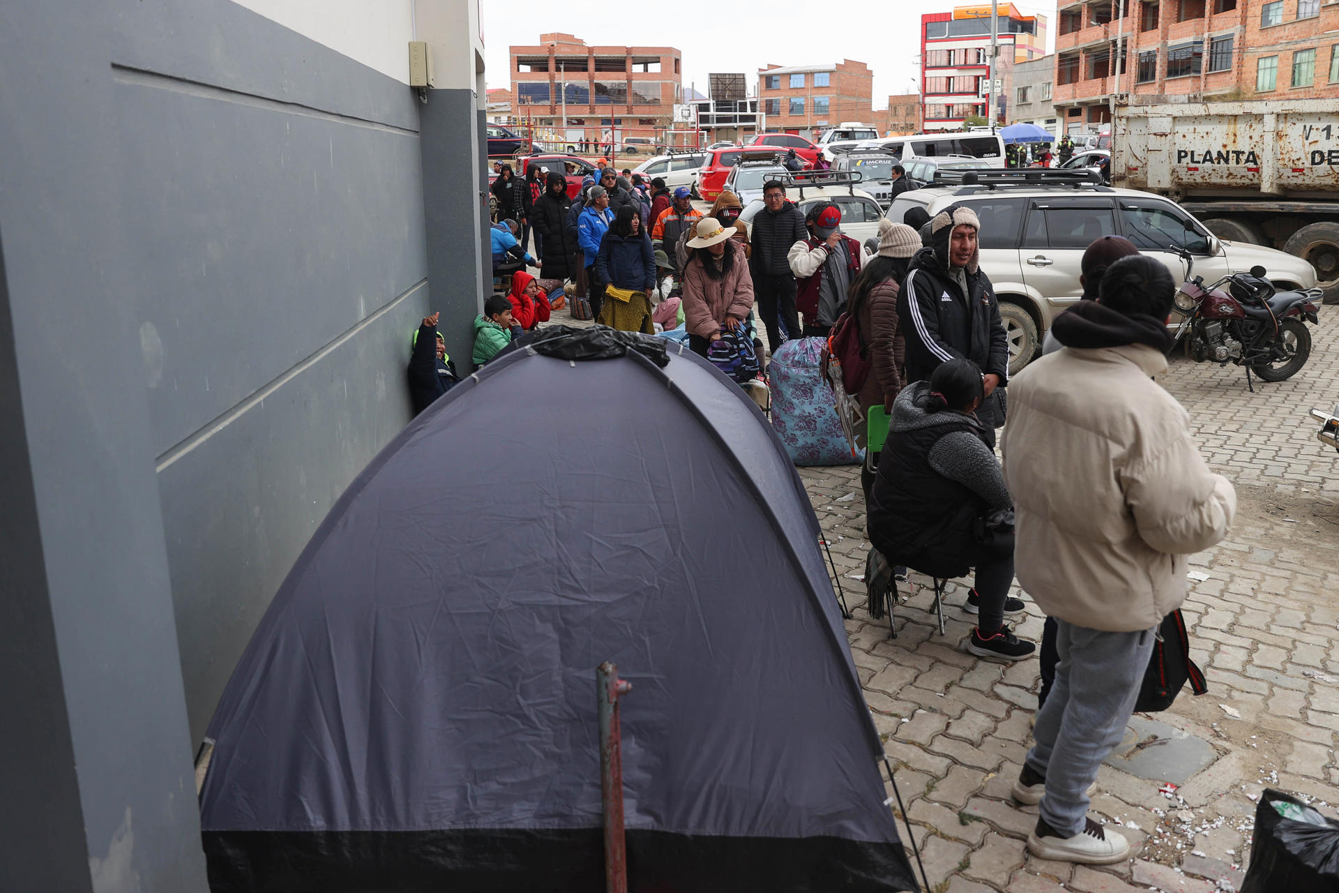 Personas acampan y hacen fila para comprar entradas para el partido entre las selecciones de Bolivia y Colombia en el estadio Municipal de El Alto (Bolivia). EFE/ Luis Gandarillas
