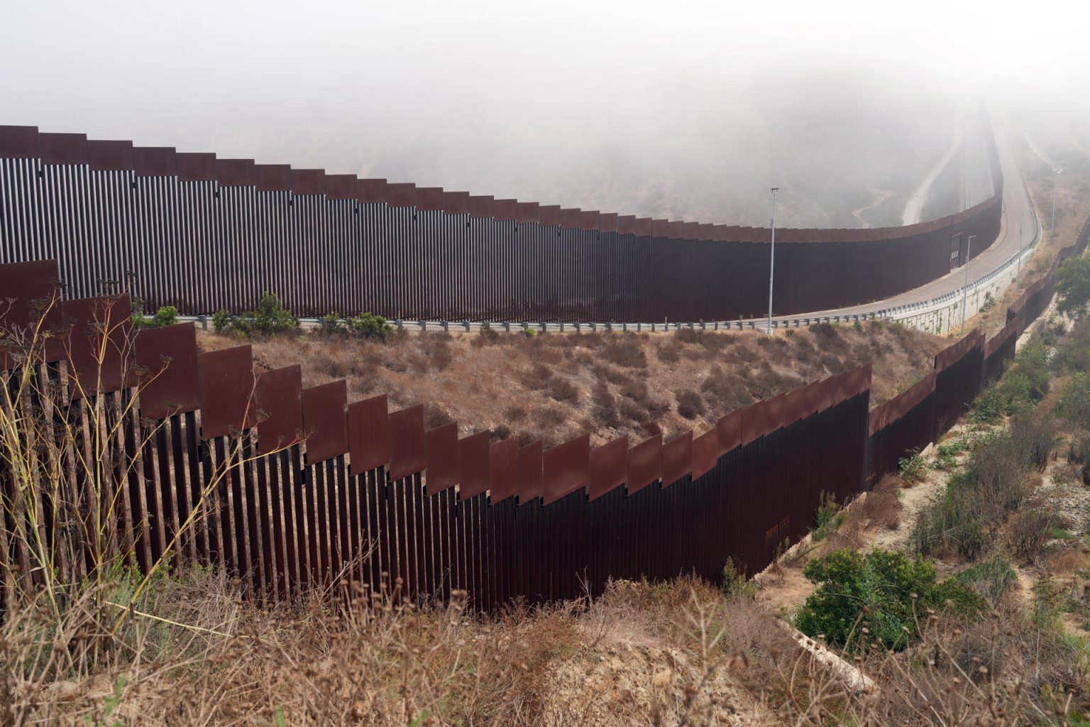 Fotografía del 8 de octubre de 2024 donde se muestra un tramo de la valla fronteriza entre Estados Unidos y México, en San Diego, California (Estados Unidos). EFE/ Manuel Ocaño