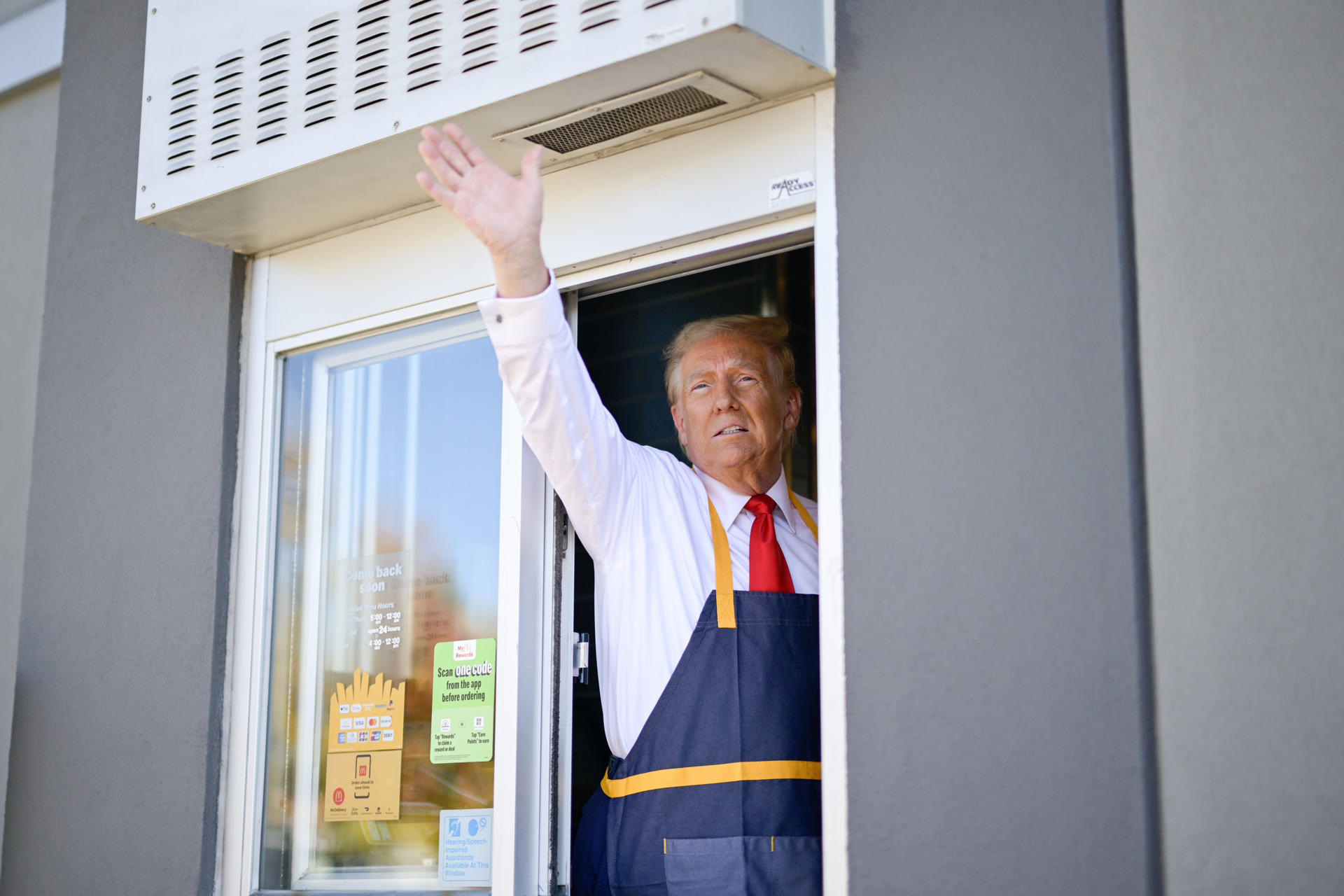 Fotografía tomada de la cuenta en X del asesor de comunicación del candidato republicano a la Casa Blanca, el expresidente (2017-2021) Donald Trump, Dan Scavino Jr., donde se ve a Trump saludando desde un local de McDonald's en Feasterville (EE.UU.). EFE/ @danscavino /SOLO USO EDITORIAL/ SOLO DISPONIBLE PARA ILUSTRAR LA NOTICIA QUE ACOMPAÑA (CRÉDITO OBLIGATORIO)
