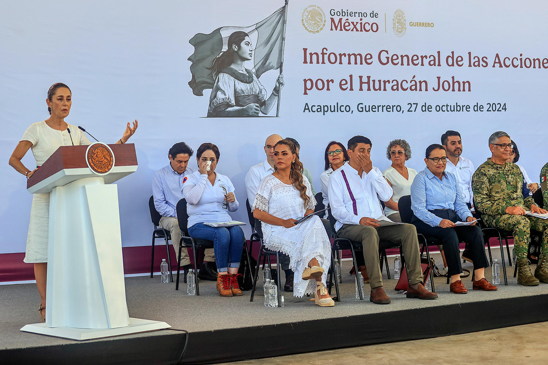 La presidenta de México, Claudia Sheinbaum (i), habla durante una conferencia de prensa este domingo, en Acapulco en el estado de Guerrero (México). EFE/David Guzmán
