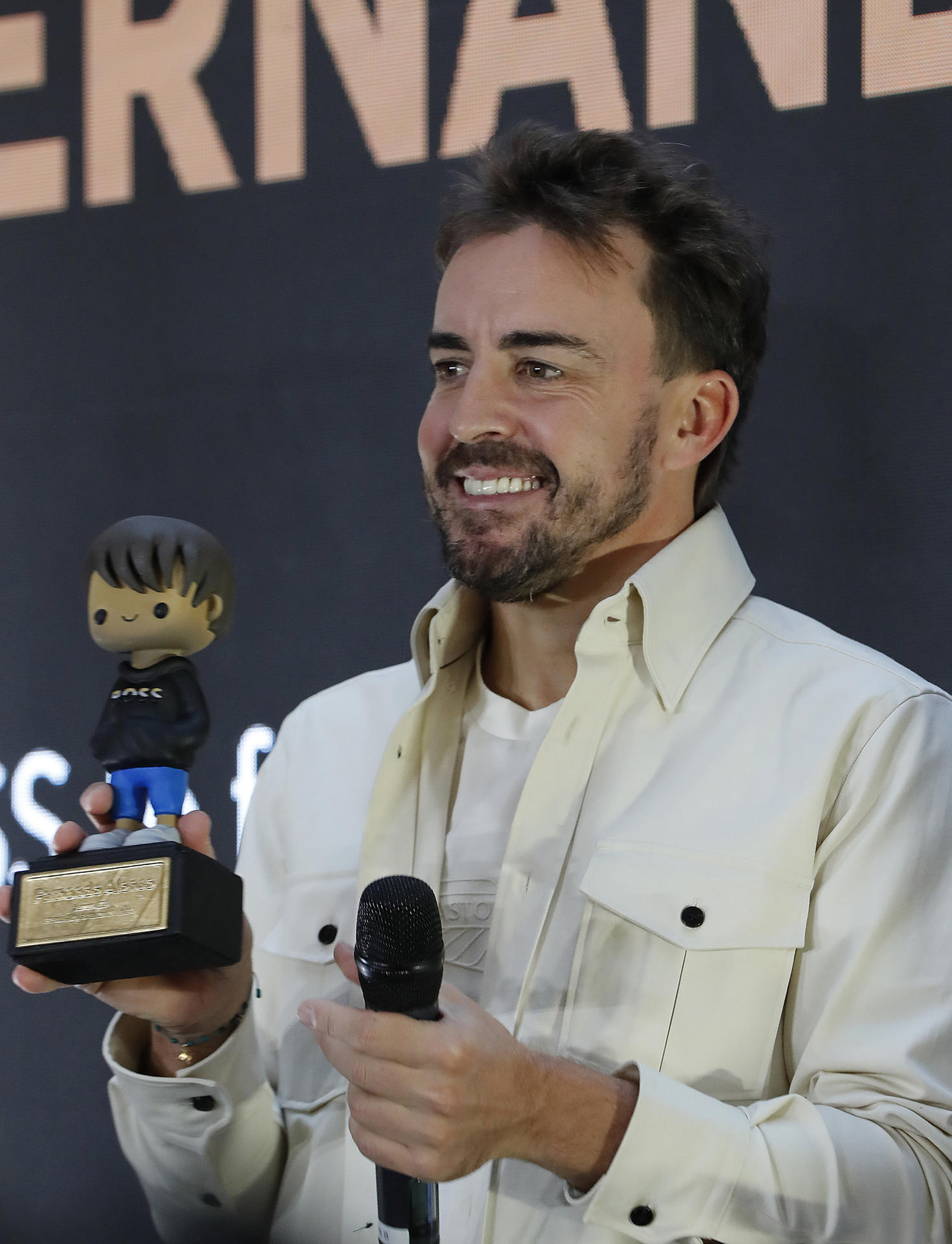 Fernando Alonso, piloto español de la escudería Aston Martin de la Fórmula Uno, habla durante un acto protocolario este miércoles en la Ciudad de México (México). EFE/Mario Guzmán
