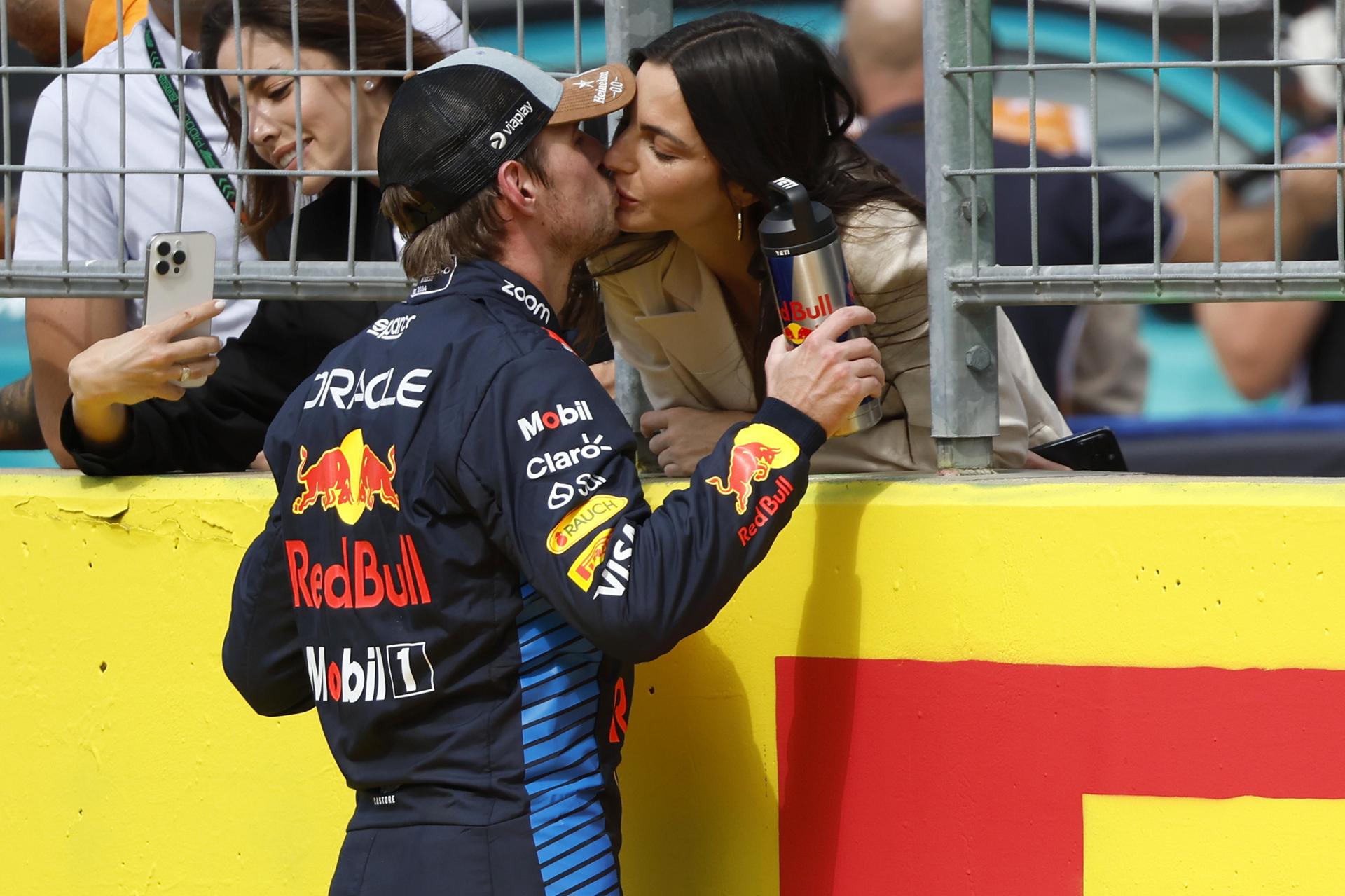 Max Verstappen de Holanda para el Team Red Bull Racing (I) besa a su pareja Kelly Piquet, modelo brasileña después de terminar primero en la carrera Sprint en Austin, TX, EE.UU. EFE/EPA/JOHN MABANGLO
