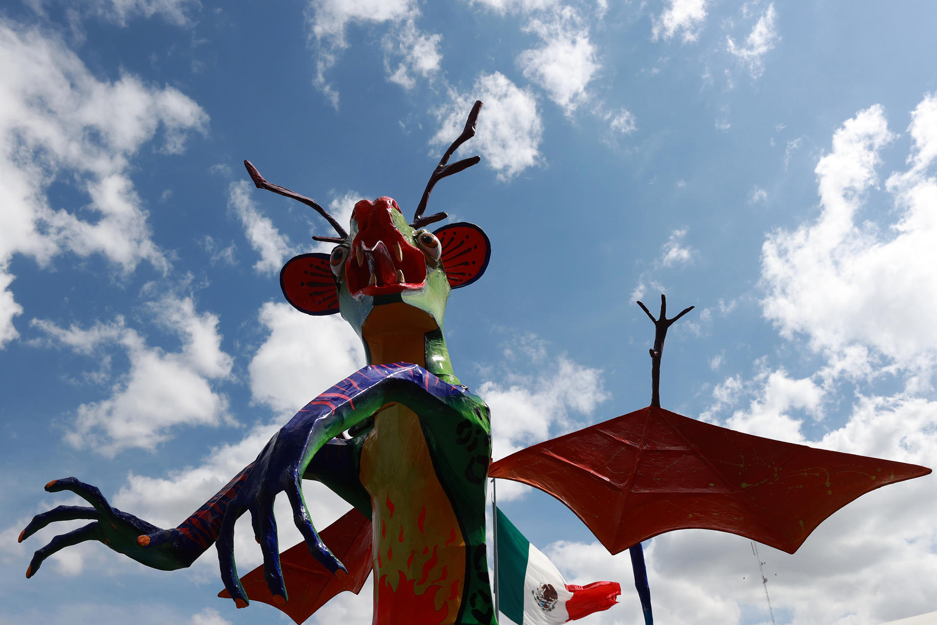 Fotografía de un alebrije durante un desfile este sábado, en Ciudad de México (México). EFE/Alex Cruz
