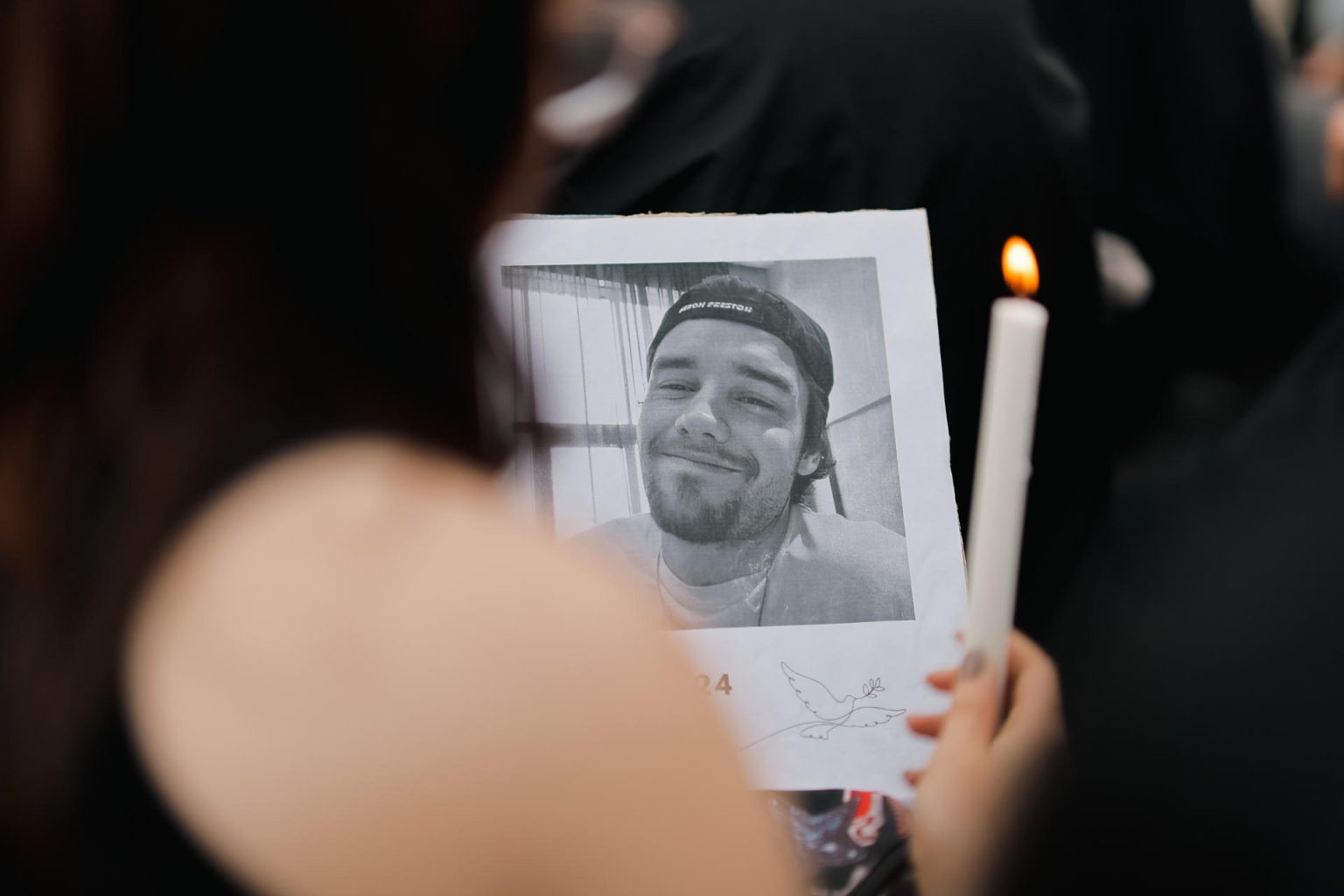 Imagen de archivo de una fanática que sostiene una foto del cantante Liam Payne, fallecido el miércoles tras caer de un tercer piso en un hotel, durante un homenaje al artista, en el Obelisco en Buenos Aires (Argentina). EFE/ Juan Ignacio Roncoroni