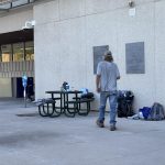 Fotografía del 29 de septiembre de 2024 de una persona sin hogar caminando por el pasillo de entrada del Ayuntamiento de Tucson en Arizona (Estados Unidos). EFE/ Ana Milena Varón