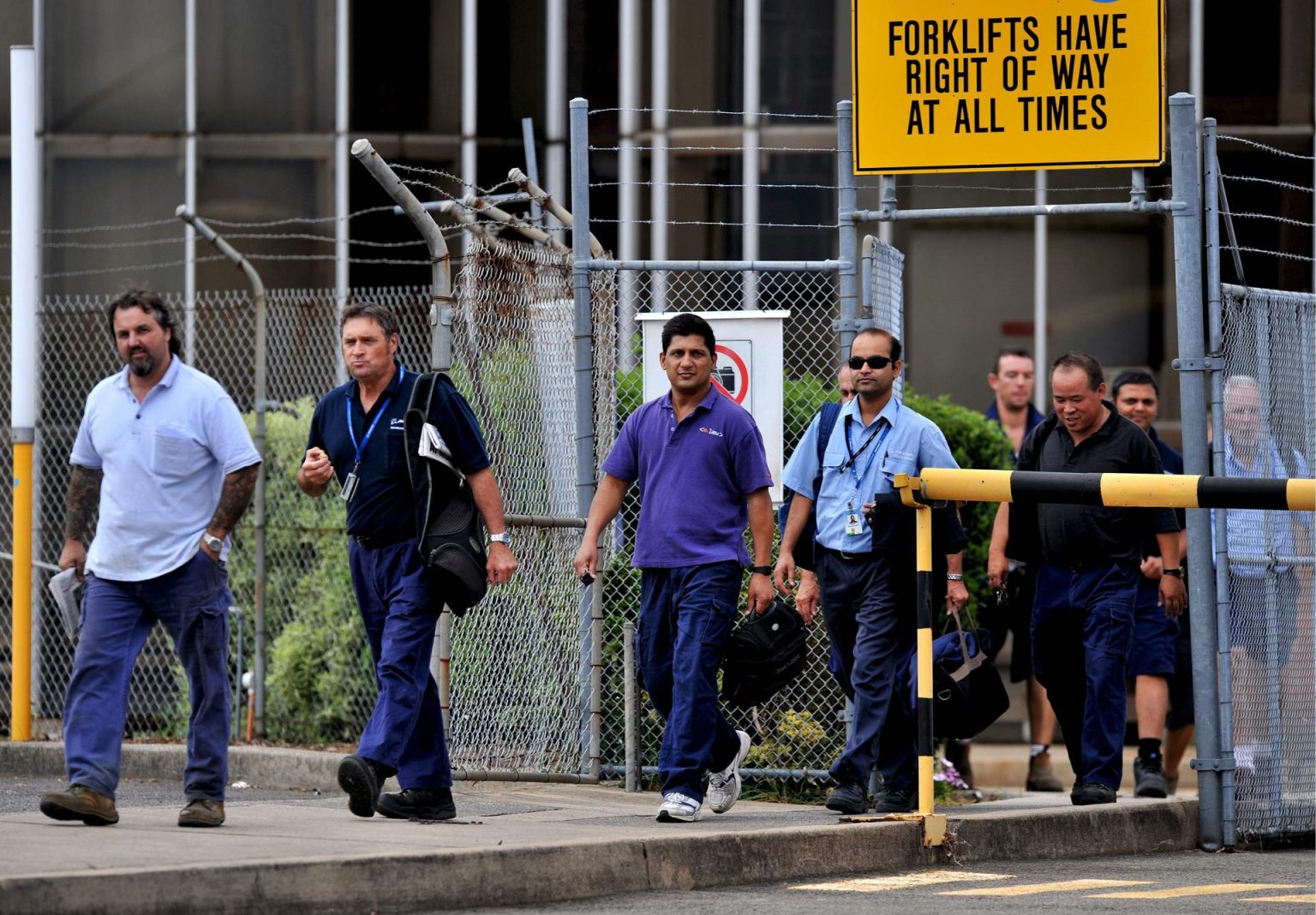 Imagen de archivo de empleados de la compañía Boeing que salen de la fábrica en el oeste de Sídney (Australia). EFE/Paul Miller