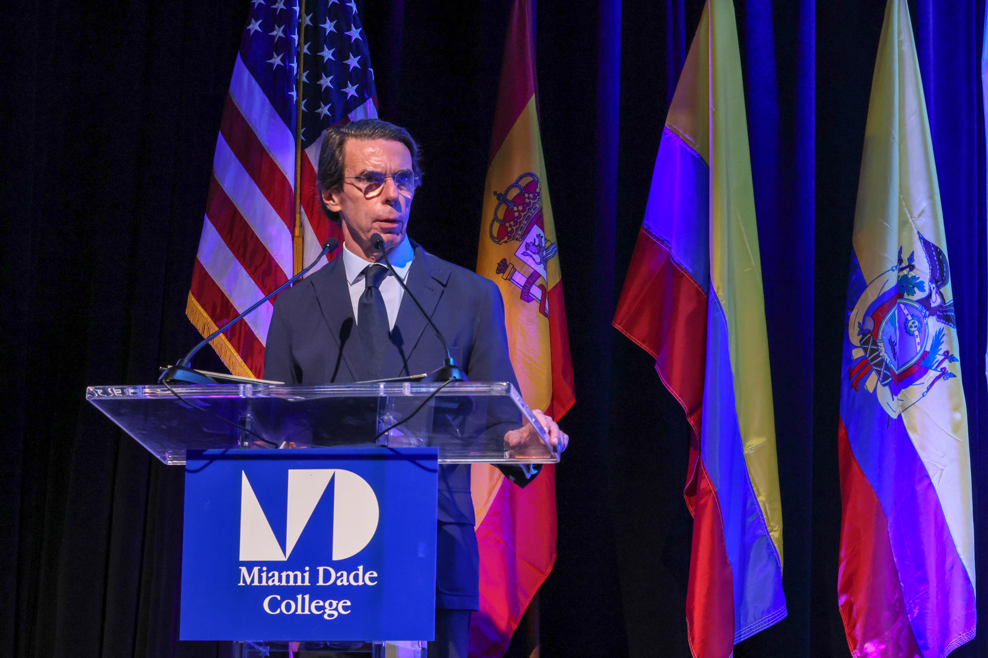 El expresidente del Gobierno español, José María Aznar, habla durante el IX Diálogo Presidencial del Grupo IDEA sobre democracia de ciudadanos y migraciones, este jueves en el Miami Dade College (MDC), en Miami, Florida (Estados Unidos). EFE/ Giorgio Viera
