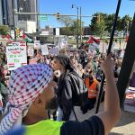 Fotografía del 5 de octubre de 2024 de un grupo de árabes manifestandose contra las guerras en Gaza y Líbano en Dearborn, Michigan (Estados Unidos). EFE/Javier Otazu