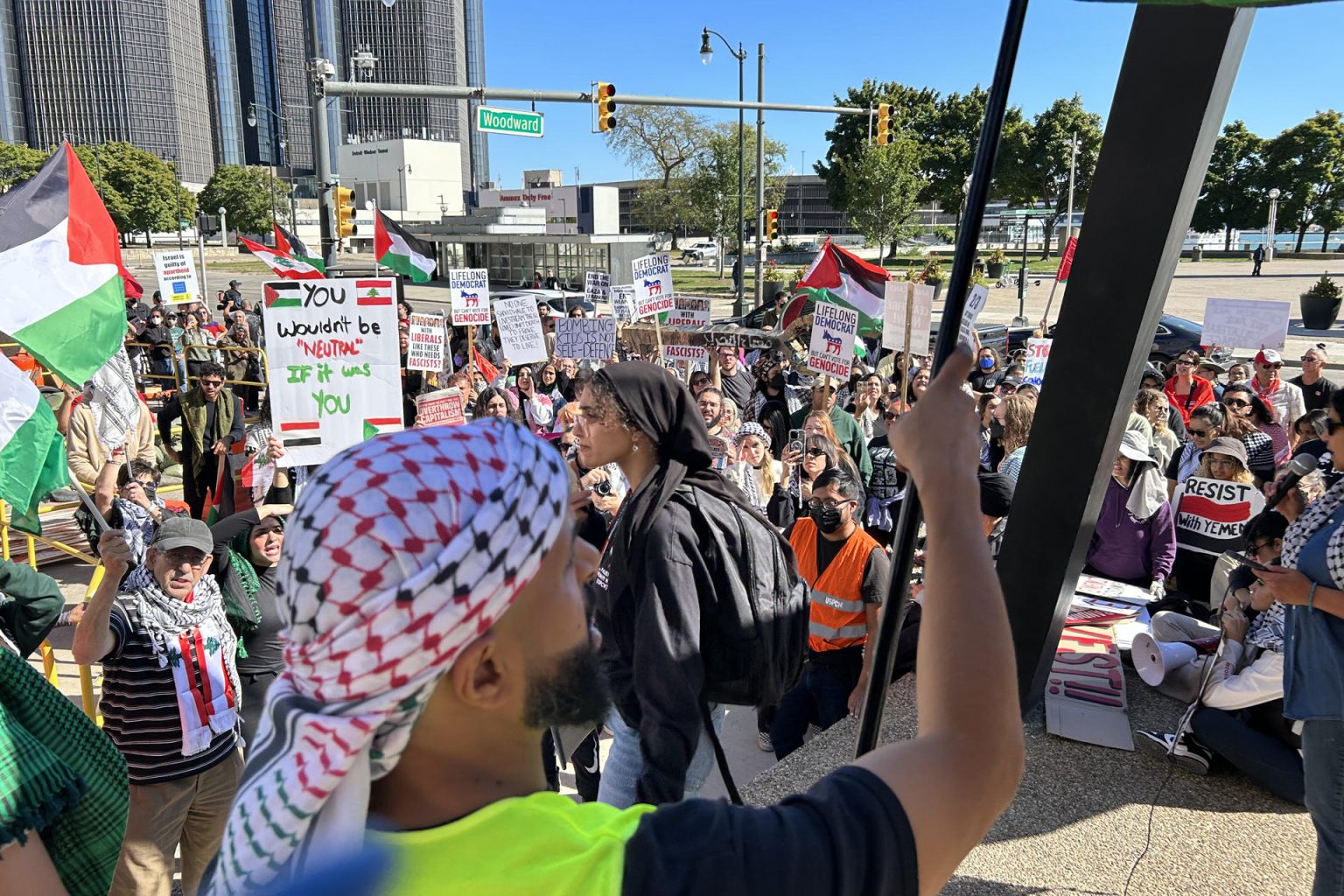 Fotografía del 5 de octubre de 2024 de un grupo de árabes manifestandose contra las guerras en Gaza y Líbano en Dearborn, Michigan (Estados Unidos). EFE/Javier Otazu