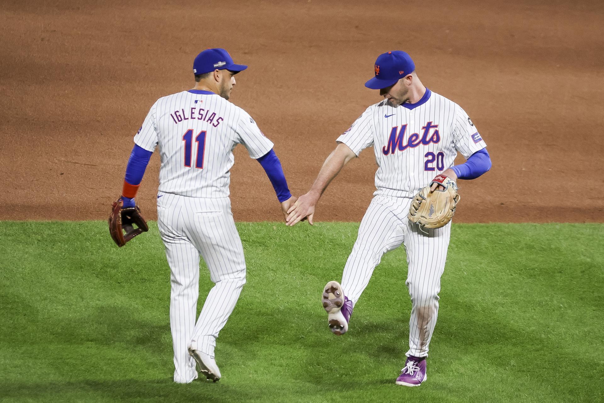 Los jugadores de los Mets, José Iglesias (I) y Pete Alonso, celebran la victoria en el quinto juego de la Serie de Campeonato de la Liga Nacional de las Grandes Ligas de Béisbol (MLB). EFE/EPA/SARAH YENESEL
