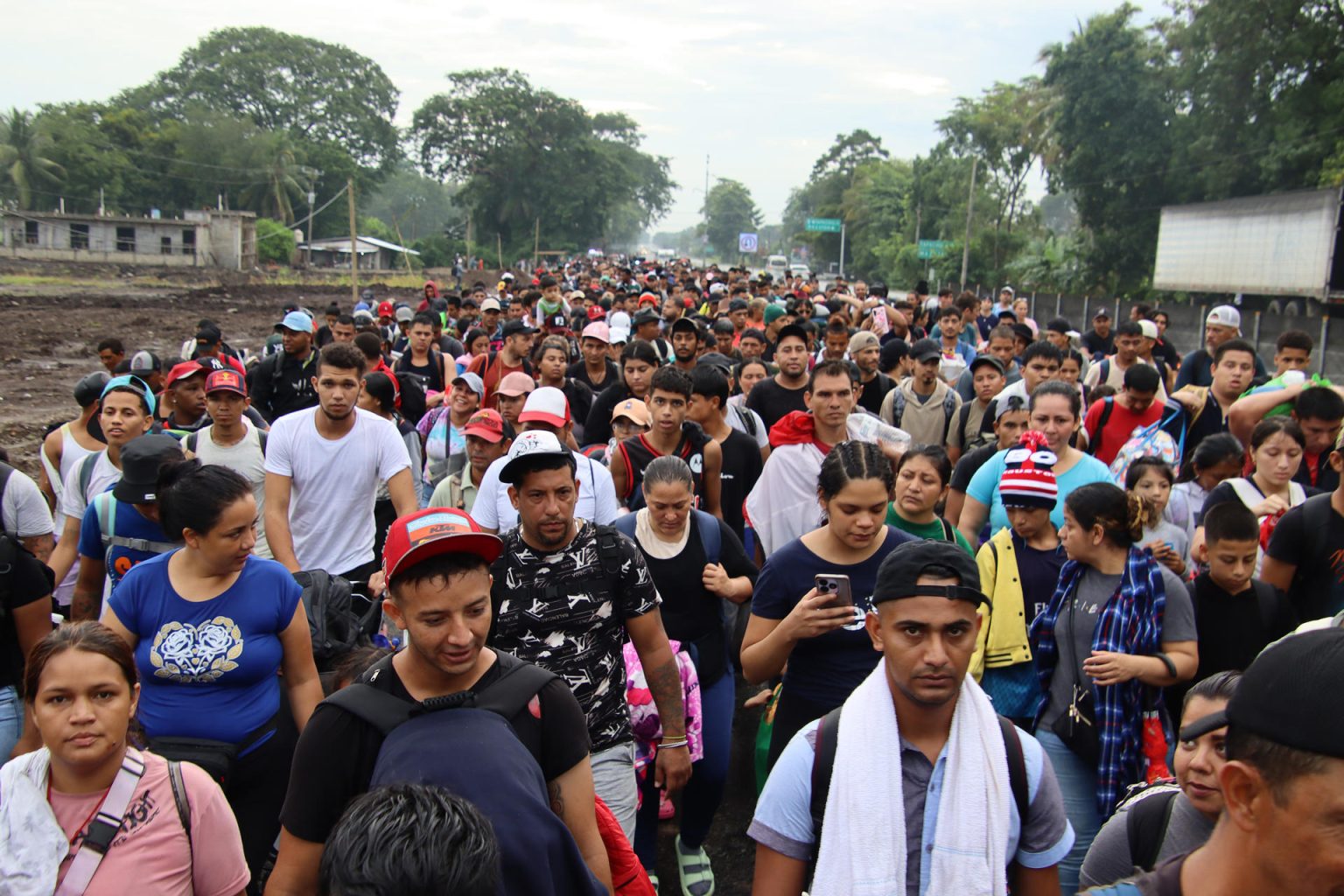 Migrantes caminan en caravana este domingo en el municipio de Tapachula en el estado de Chiapas (México). EFE/ Juan Manuel Blanco