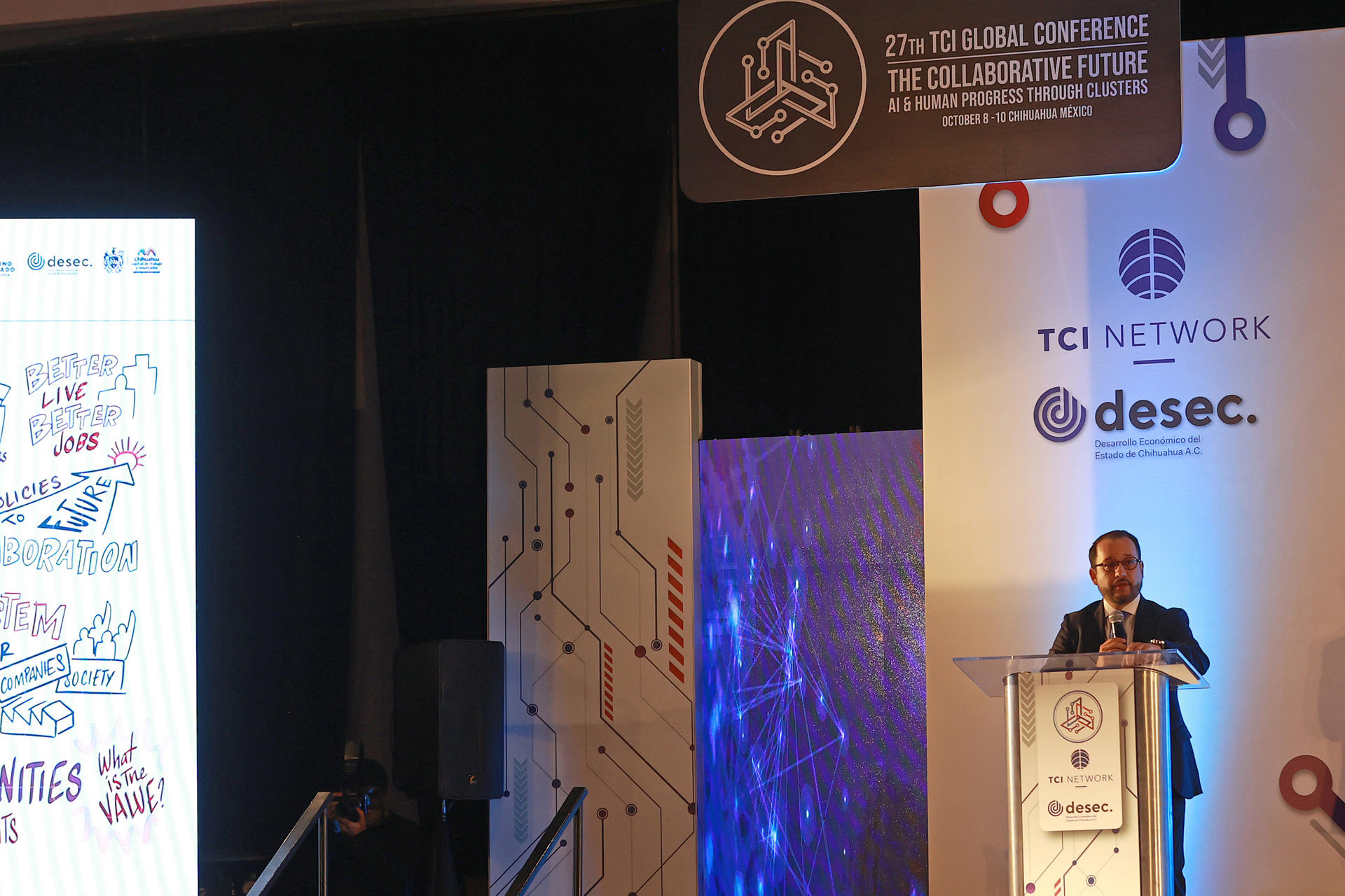 El secretario de Innovación y Desarrollo Económico del Gobierno de Chihuahua, Ulises Fernández, habla durante su participación en el marco de la 27 Conferencia Global de TCI Network, en el estado de Chihuahua (México). EFE/Alex Cruz
