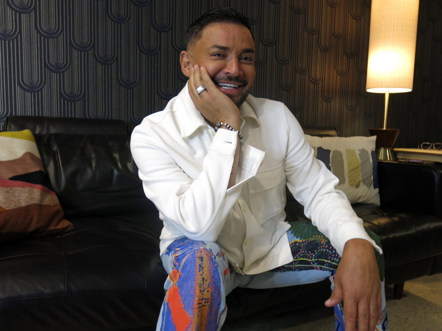 Fotografía del 1 de octubre de 2024 del cantante puertorriqueño Manny Manuel, posando para EFE durante una entrevista, en el Coca-Cola Music Hall de San Juan (Puerto Rico). EFE/ Jorge Muñiz