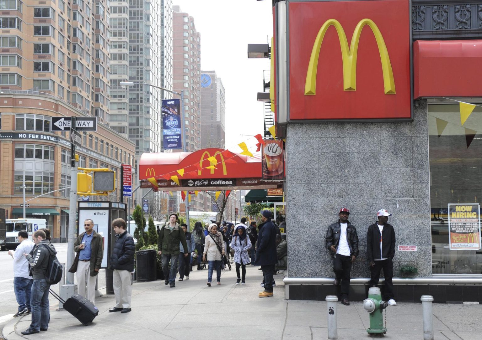 Imagen de archivo de uno de los McDonalds de Nueva York, Estados Unidos. EFE/Andrew Gombert