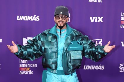 El cantante puertorriqueño Yandel posa en la alfombra roja de la novena edición de los premios Latin American Music Awards en el MGM Grand Garden Arena en Las Vegas, Nevada. Archivo. EFE/Ronda Churchill