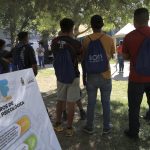 Migrantes participan en las actividades del Festival de la Salud Emocional para personas en movilidad, realizado este viernes en la fronteriza Ciudad Juárez, en el estado de Chihuahua (México). EFE/Luis Torres