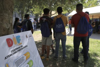 Migrantes participan en las actividades del Festival de la Salud Emocional para personas en movilidad, realizado este viernes en la fronteriza Ciudad Juárez, en el estado de Chihuahua (México). EFE/Luis Torres