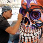 Un artesano pinta una escultura de catrina este jueves, en Atlixco (México). EFE/ Hilda Ríos