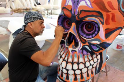 Un artesano pinta una escultura de catrina este jueves, en Atlixco (México). EFE/ Hilda Ríos