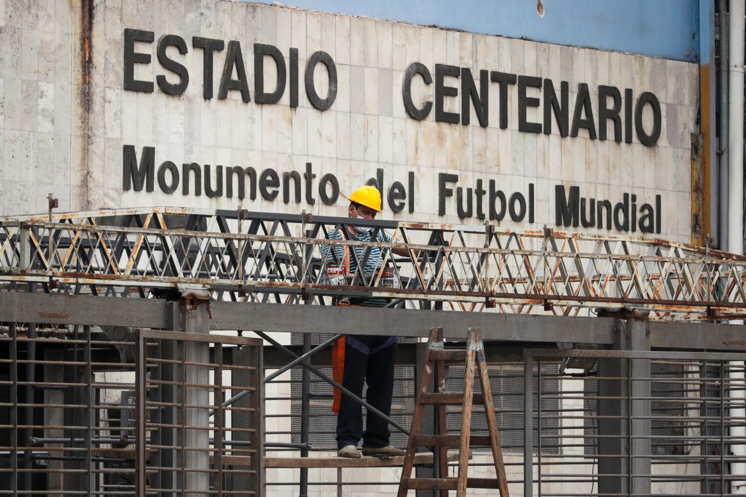 Imagen de archivo de la fachada en mantenimiento del estadio Centenario de Montevideo, elegido como sede del partido de vuelta de las semifinales de la Copa Libertadores entre Peñarol y Botafogo. EFE/ Raúl Martínez