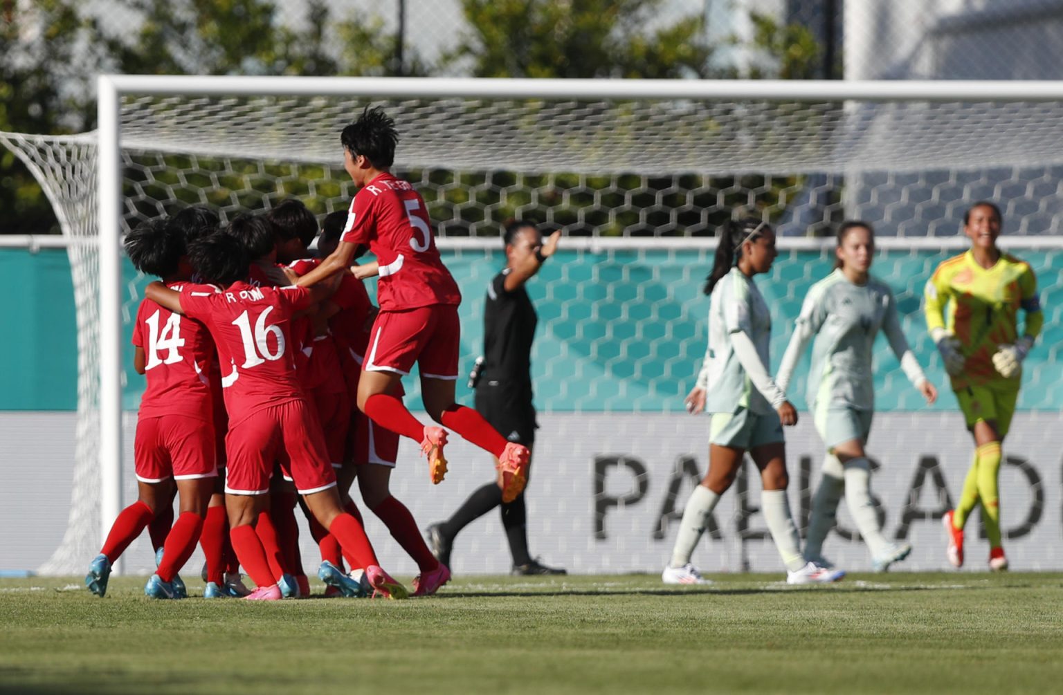 Jugadoras de la selección sub-17 de Corea del Norte celebran uno de los cuatro goles infligidos este jueves a la de México (4-1) en el partido del Mundial de la categoría jugado en el estadio de Cibao, en Santiago de los Caballeros. EFE/ Diana Sánchez