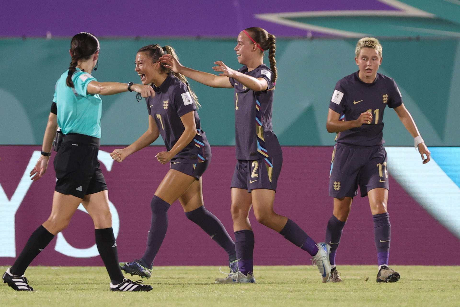 Celebración de las jugadoras de Inglaterra por su clasificación, este domingo, a las semifinales del Mundial sub-17 de República Dominicana, instancia en la que se enfrentarán con España. EFE/ Orlando Barria
