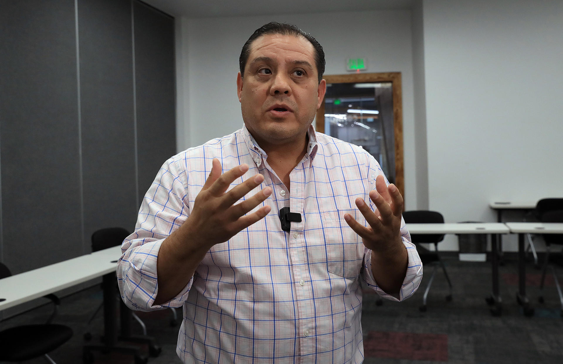 El director de Plan Estratégico de Juárez Sergio Mesa habla durante una entrevista con EFE este lunes en Ciudad Juárez (México). EFE/ Luis Torres.
