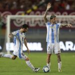 Lionel Messi patea un tiro libre junto a Rodrigo de Paul en el partido de las eliminatorias sudamericanas ante Venezuela en el estadio Monumental de Maturín. EFE/ Ronald Peña R.