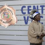 Un hombre haitiano llega a preguntar por familiares detenidos en el centro de recepción de migrantes este lunes en Haina (República Dominicana). EFE/Orlando Barría