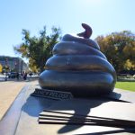 Fotografía de una figura en bronce de un escritorio con un excremento encima, instalado en el National Mall cerca del Capitolio, este jueves en Washington (EE. UU.). EFE/Octavio Guzmán