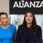 Las congresistas demócratas de Nueva York, Nydia M. Velázquez (i) y Alexandria Ocasio-Cortez hablan durante una rueda de prensa este miércoles, en San Juan (Puerto Rico). EFE/ Thais Llora