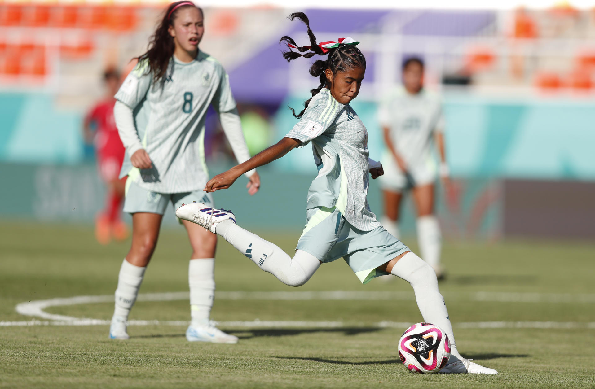 La mexicana Naomy Vásquez prueba a la puerta de la selección de Corea del Norte en el partido del  Mundial sub-17 que ganaron las asiáticas por 4-1 en el estadio del Cibao, en Santiago de los Caballeros. EFE/ Diana Sánchez
