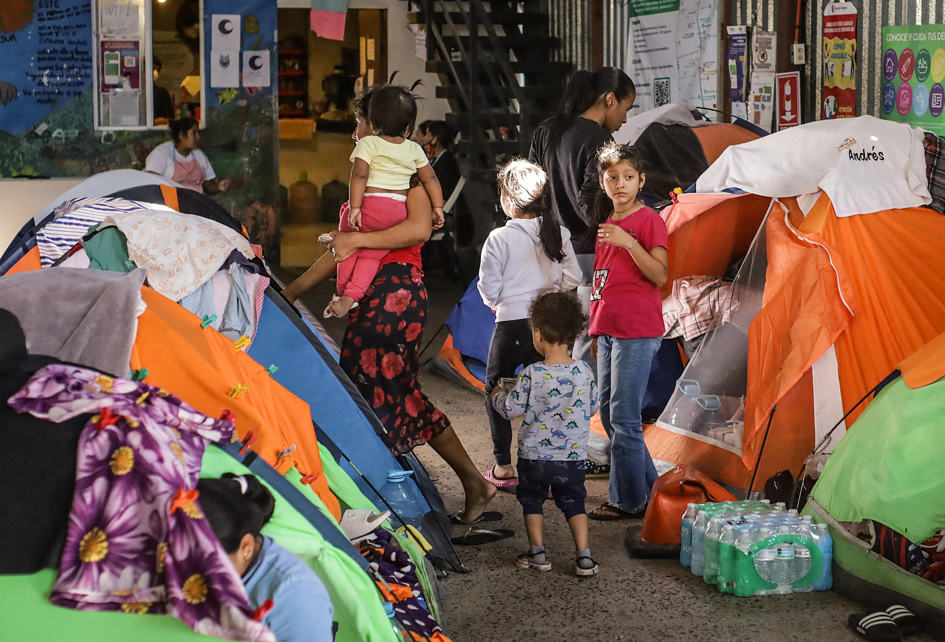 Migrantes conviven en el albergue Movimiento Juventud 2000, este lunes en la ciudad de Tijuana (México). EFE/Joebeth Terriquez
