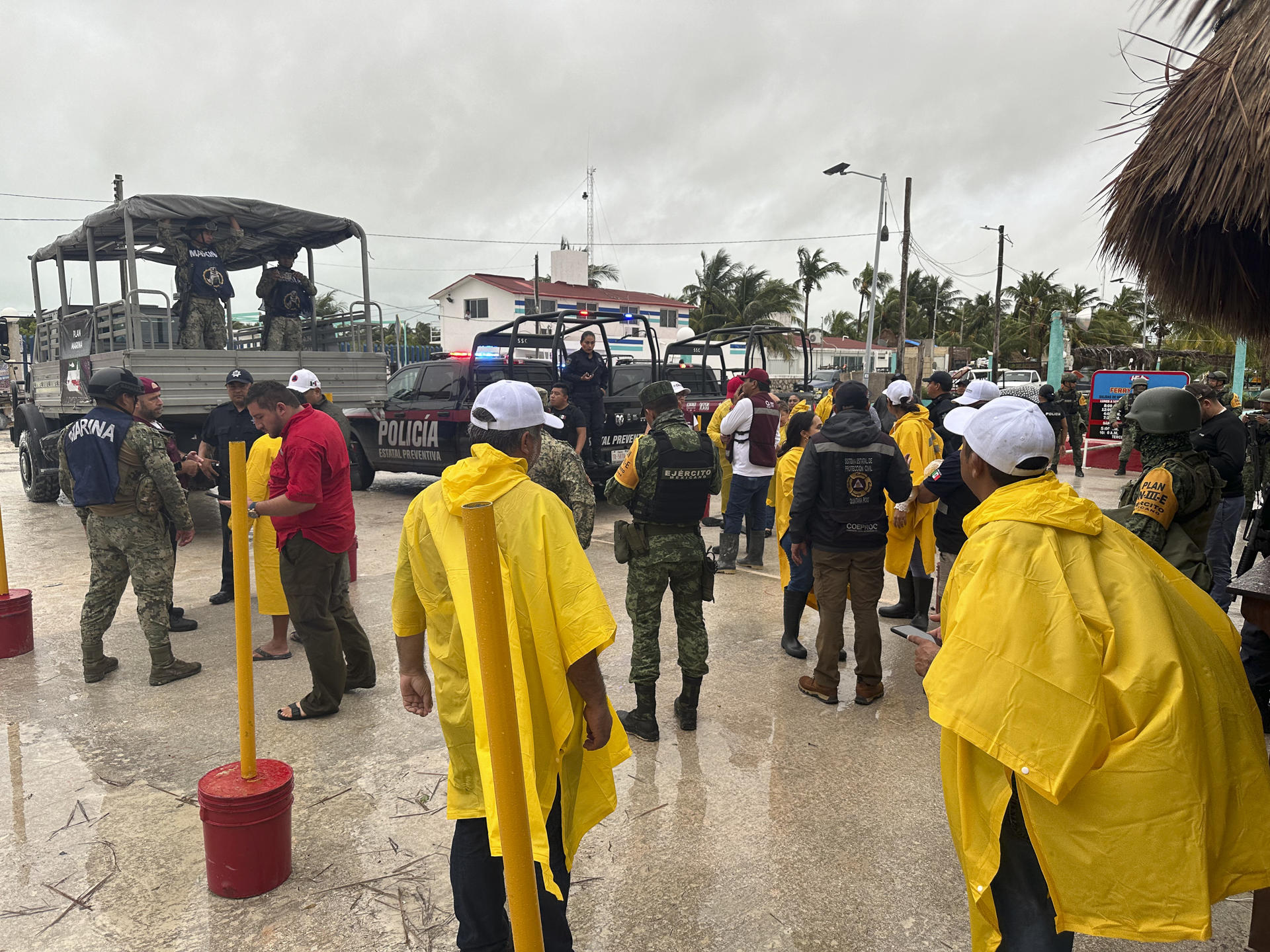 Elementos de la Marina y del Ejército mexicano realizan un recorrido para evaluar los daños provocados por el paso del huracán Milton, este martes en Cancún (México).  EFE/Alonso Cupul
