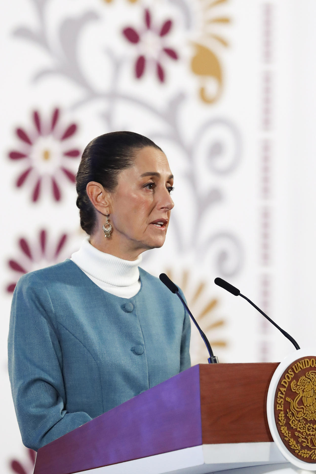 La presidenta de México, Claudia Sheinbaum, habla durante una rueda de prensa este miércoles, en el Palacio Nacional en la Ciudad de México (México). EFE/ Mario Guzmán
