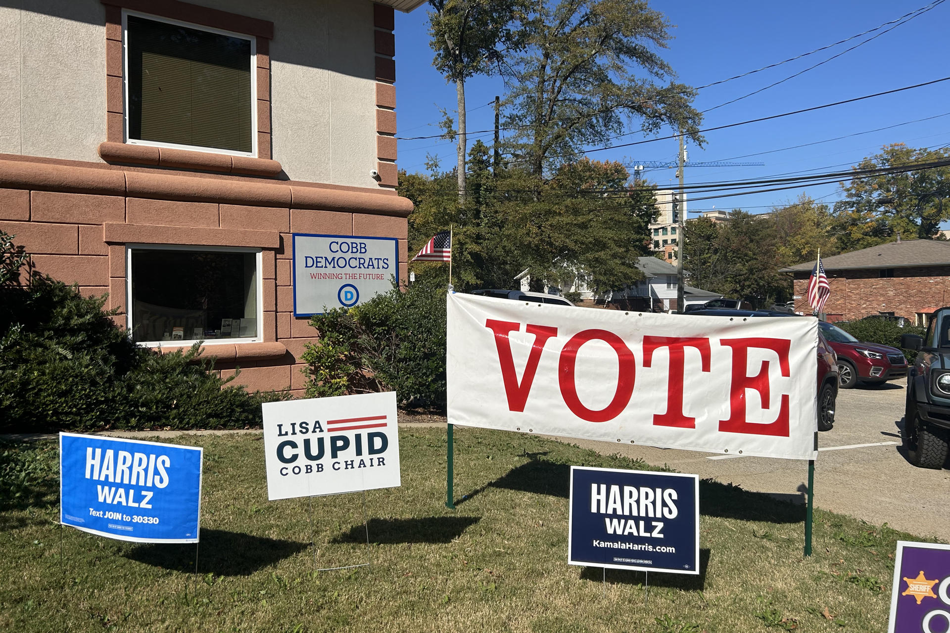 Fotografía de varios carteles de la fórmula Harris/Waltz y otros demócratas a las afueras de la oficina de campaña del Partido Demócrata del condado de Cobb en Marietta, este jueves, en Georgia (Estados Unidos). EFE/ Lorenzo Castro
