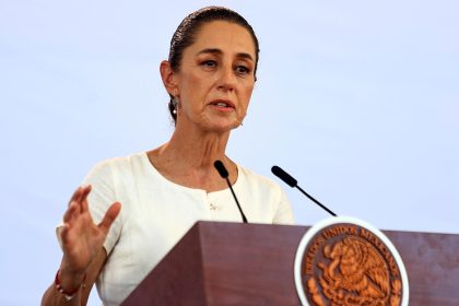 La presidenta de México, Claudia Sheinbaum, habla durante una conferencia de prensa este domingo, en Acapulco en el estado de Guerrero (México). EFE/David Guzmán