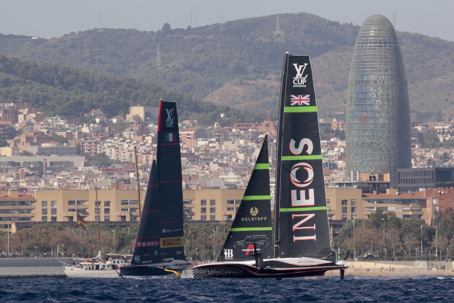 El Prada Luna Rossa Pirelli (ITA) (i), y el Ineos Britannia durante la sexta jornada de la final de la Copa Louis Vuitton celebrada en Barcelona el pasado día 4 de octubre. EFE/ Toni Albir