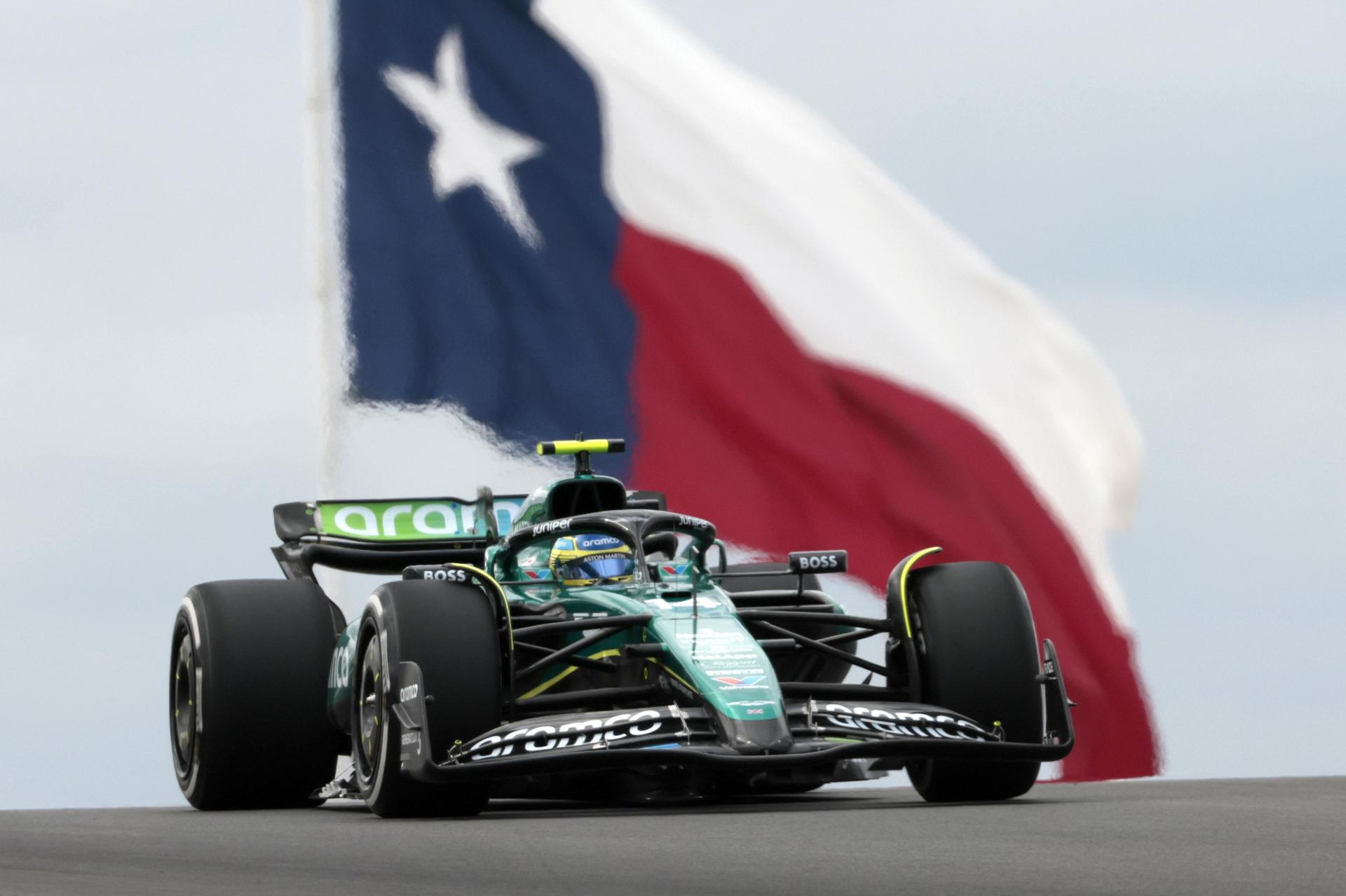 El español Fernando Alonso (Aston Martin) ocupó el noveno puesto este viernes en la única sesión de entrenamientos libres en la ciudad de Austin para el Gran Premio de Fórmula Uno de Estados Unidos, que dominó su compatriota de Ferrari, Carlos Sainz. EFE/EPA/JOHN MABANGLO
