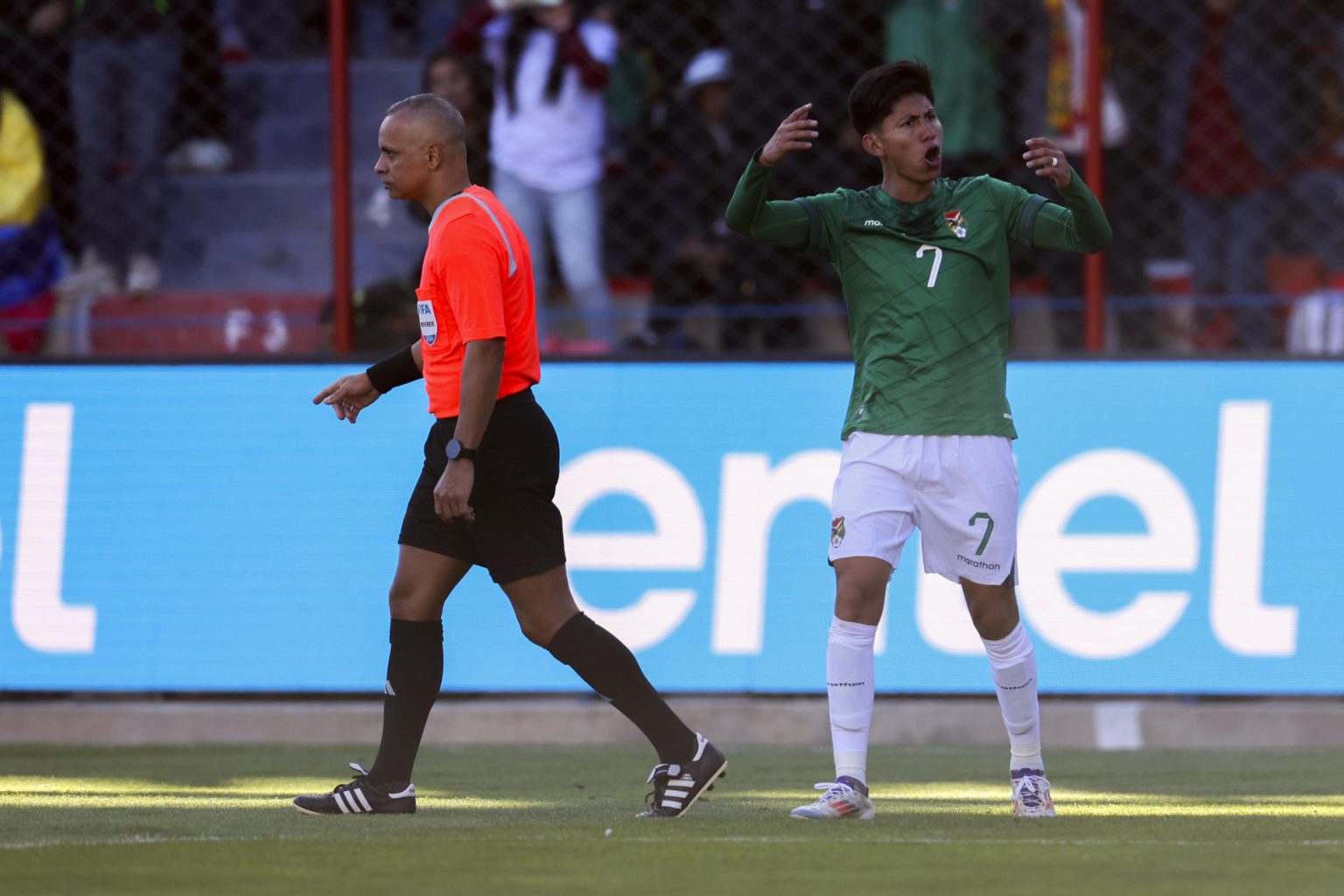 Miguel Terceros (d) de Bolivia celebra su gol en un partido de las eliminatorias sudamericanas para el Mundial de 2026. EFE/ Luis Gandarillas