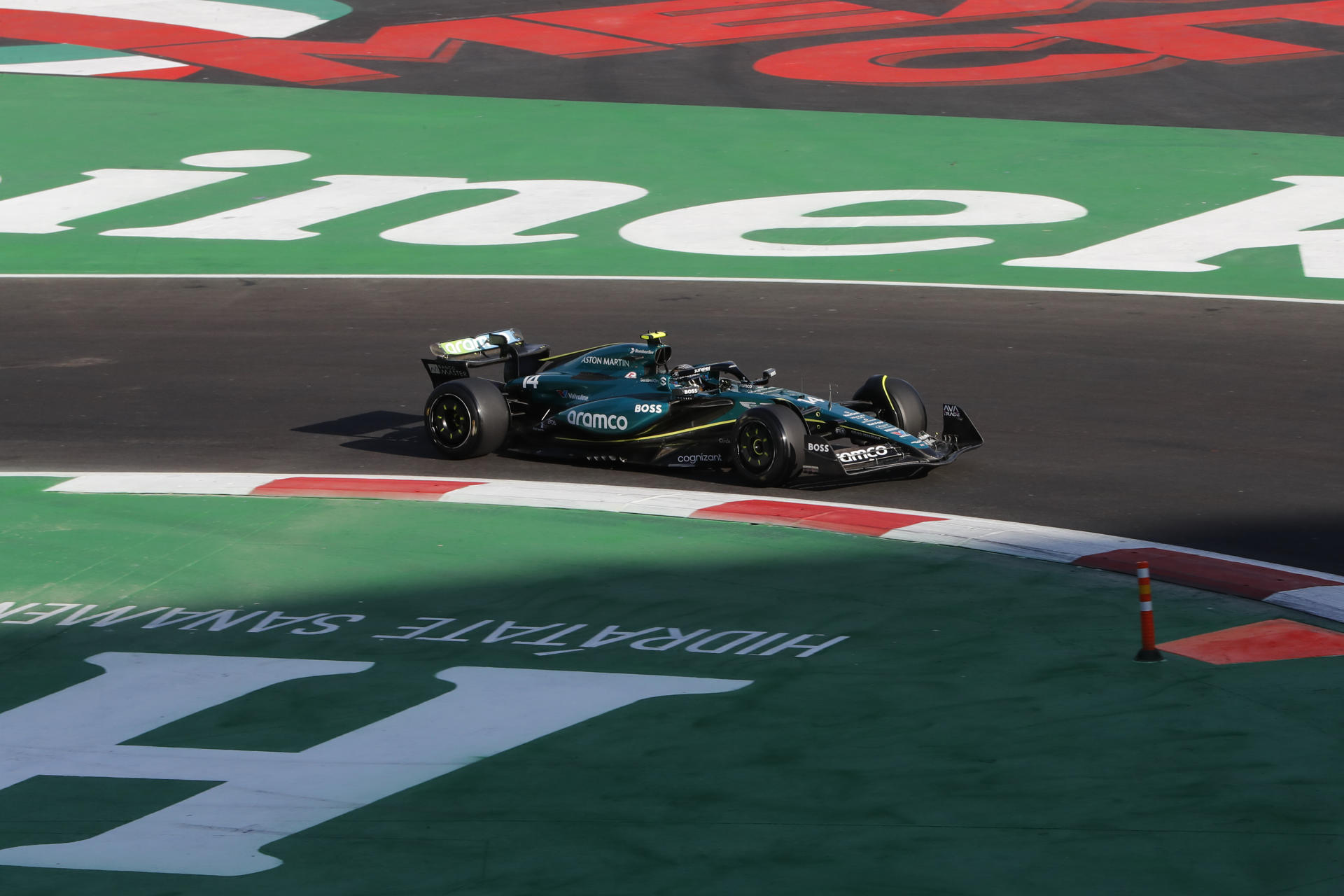 El español Fernando Alonso de Aston Martin participa en la segunda practica del Gran Premio de México este viernes, en el Autódromo de los Hermanos Rodríguez en Ciudad de México (México). EFE/ Mario Guzmán
