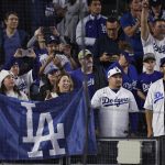 Los aficionados de los Los Angeles Dodgers celebran a los campeones de la Serie Mundial Los Angeles Dodgers tras vencer a los New York Yankees durante el quinto juego para ganar la Serie Mundial de las Grandes Ligas de Béisbol (MLB). EFE/EPA/CJ GUNTHER