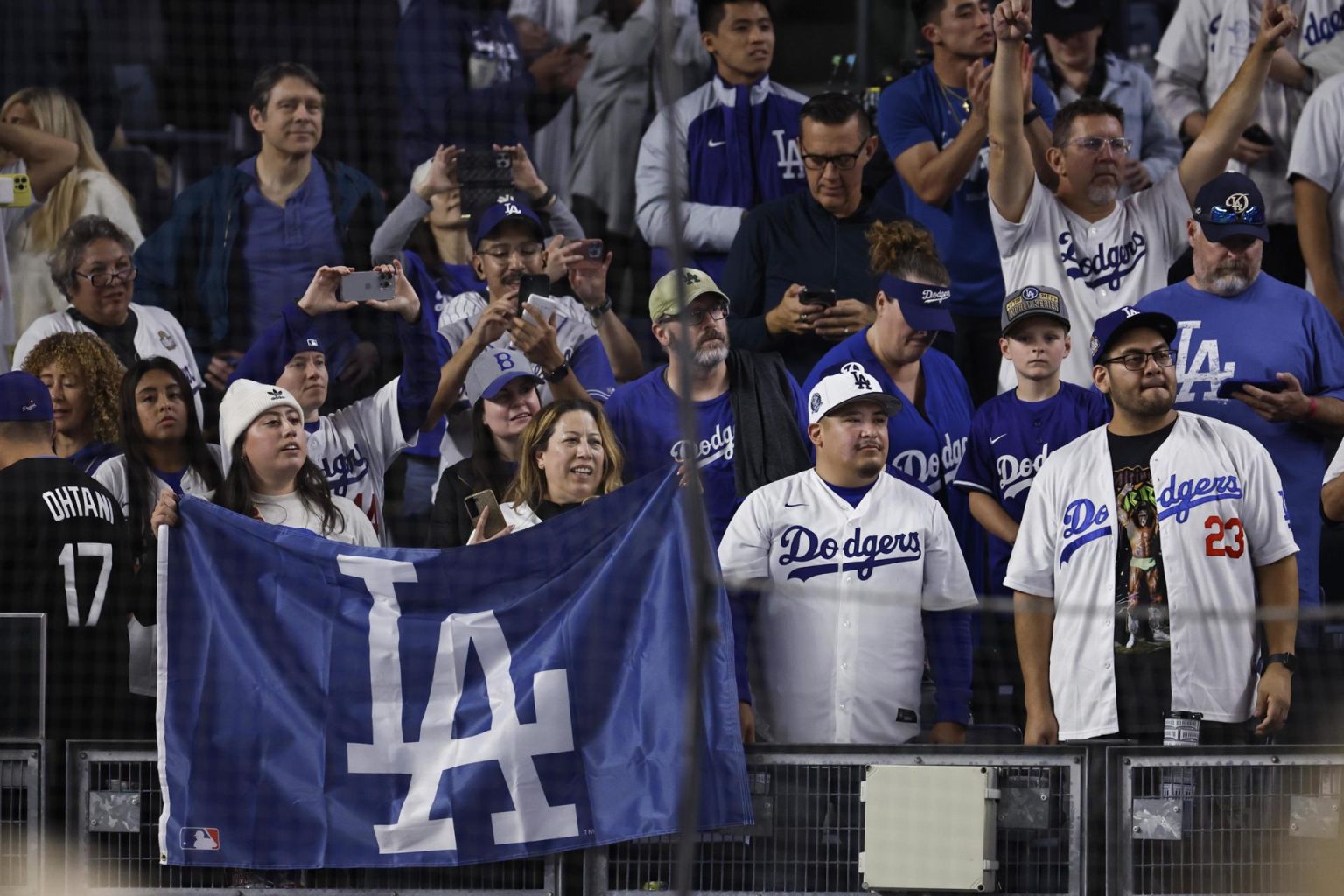 Los aficionados de los Los Angeles Dodgers celebran a los campeones de la Serie Mundial Los Angeles Dodgers tras vencer a los New York Yankees durante el quinto juego para ganar la Serie Mundial de las Grandes Ligas de Béisbol (MLB). EFE/EPA/CJ GUNTHER