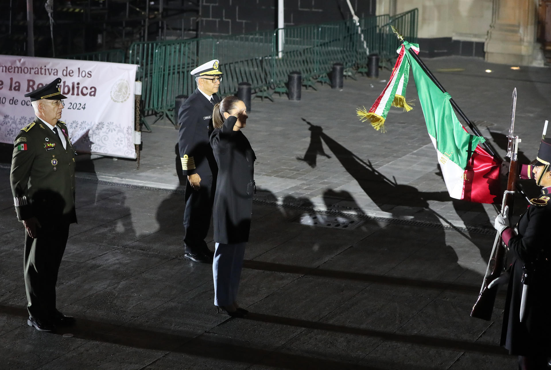 La presidenta de México, Claudia Sheinbaum (c), participa en la conmemoración del 'Bicentenario de la República', este jueves en el zócalo de la Ciudad de México (México). EFE/ Mario Guzmán
