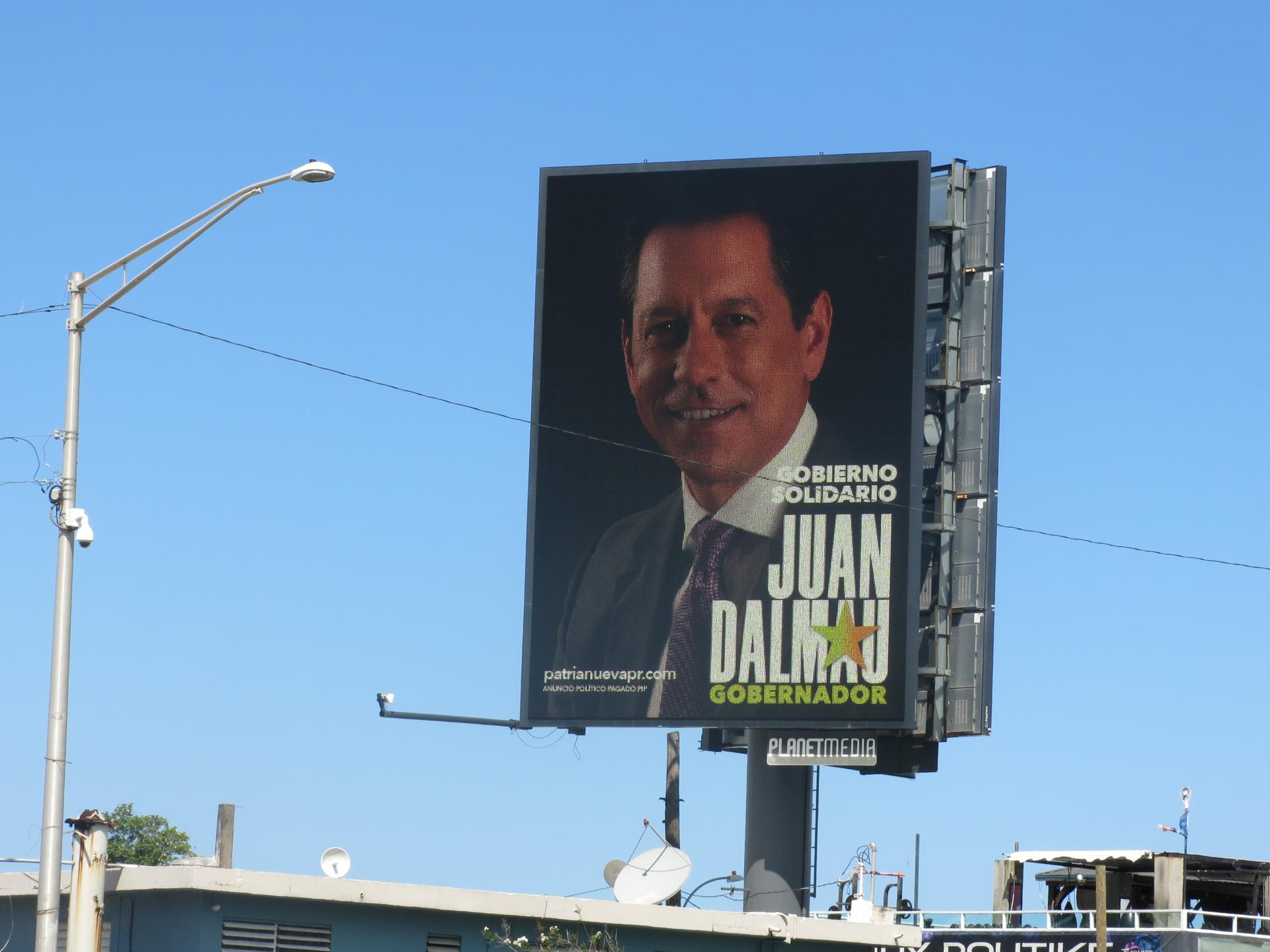 Fotografía del 25 de septiembre de 2024 de una valla publicitaria electoral con la imagen de Juan Dalmau, aspirante de la alianza entre el Partido Independentista Puertorriqueño (PIP) y Movimiento Victoria Ciudadana (MVC), en una calle de San Juan (Puerto Rico). EFE/ Esther Alaejos
