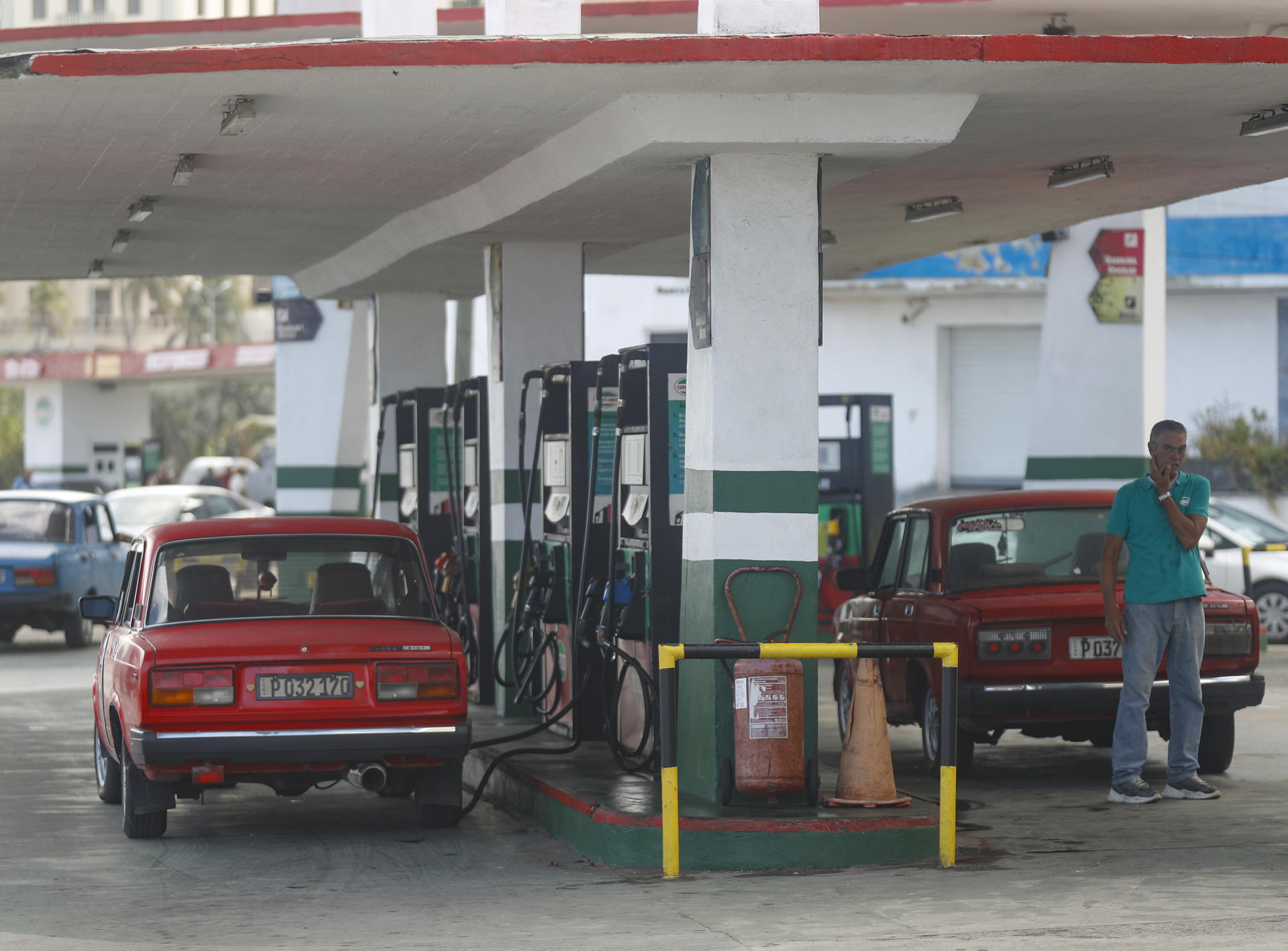 Un hombre espera para cargar de combustible su vehículo este lunes en La Habana (Cuba). EFE/ Yander Zamora
