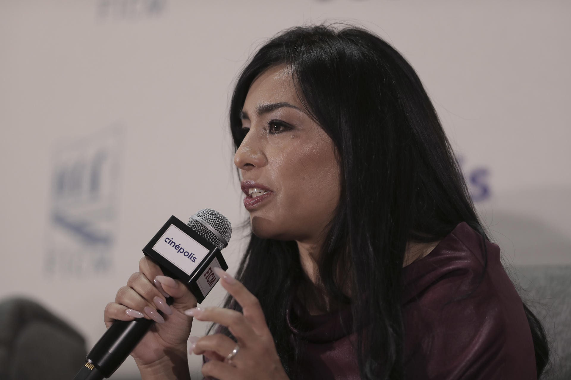 La actriz de la película ‘Emilia Pérez’, Adriana Paz, habla durante una rueda de prensa en el Festival Internacional de Cine de Morelia (FICM), en el estado de Michoacán (México). EFE/Iván Villanueva
