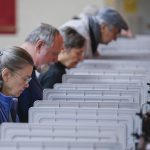 Imagen de archivo de unas personas que votan en un colegio electoral instalado en la iglesia metodista Epworth United en Atlanta, Georgia. EFE/Erik S. Lesser